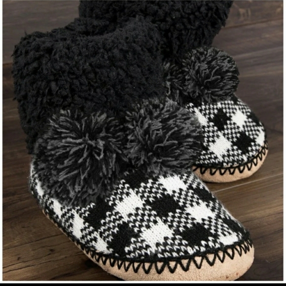 Buffalo Plaid Slippers in black - Picture 2 of 5